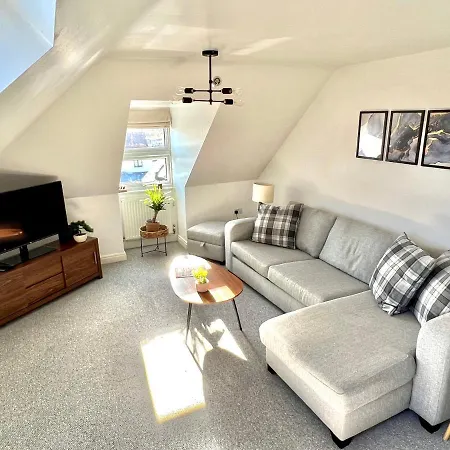 Swanage Holiday Penthouse Apartment, Moments From Beach And Town, On Site Parking, Fast Wifi, Sleeps Up To 6, Rated Exceptional Exterior photo