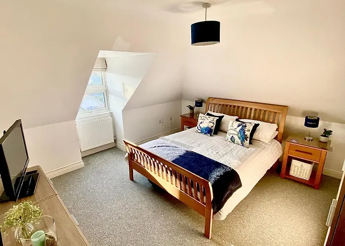 Swanage Holiday Penthouse Apartment, Moments From Beach And Town, On Site Parking, Fast Wifi, Sleeps Up To 6, Rated Exceptional