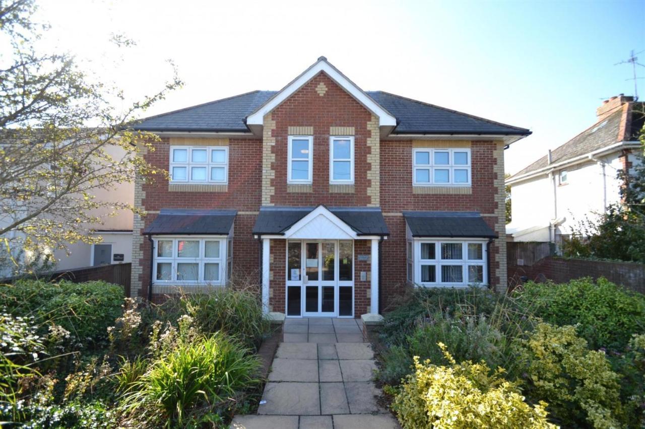Penthouse Apartment, Moments From And Town, On Site Parking, Fast Wifi, Sleeps Up To 6, Rated Exceptional